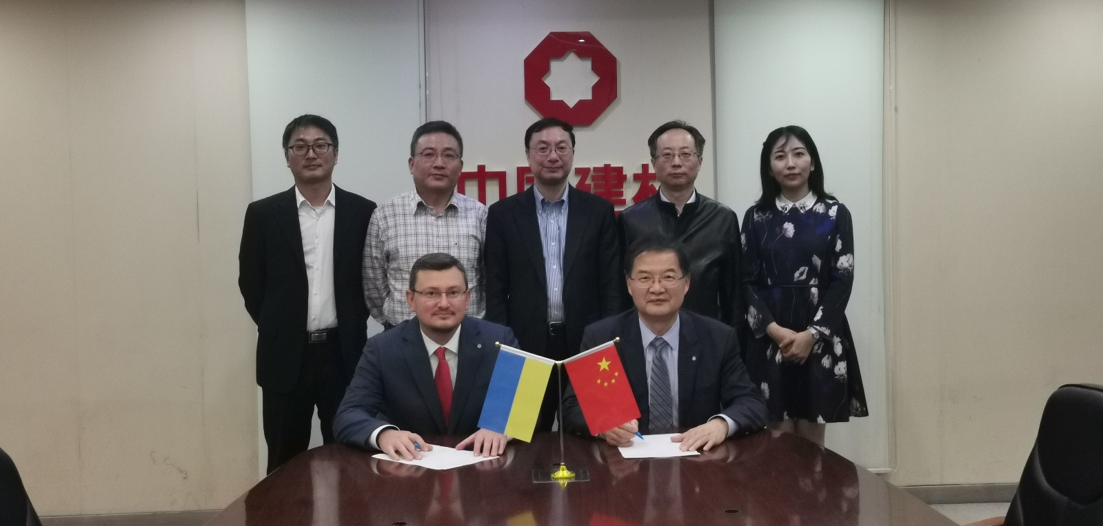 191111壹定发工程集团签署乌克兰600td浮法玻璃总包条约.jpg